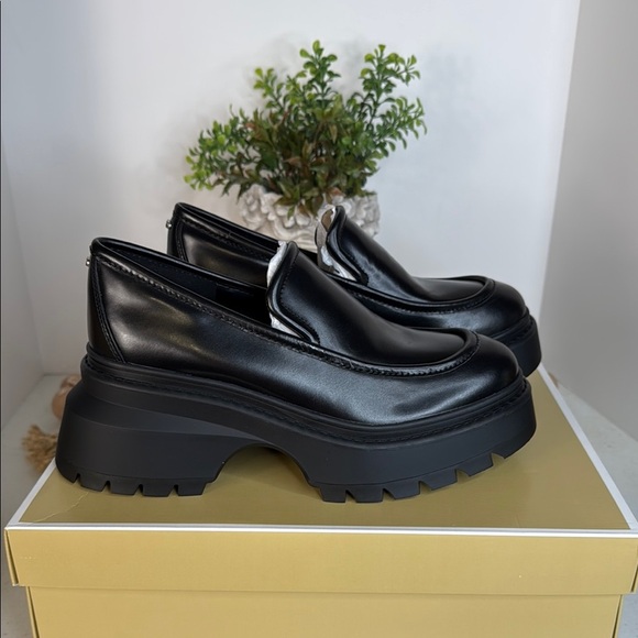 MICHAEL MICHAEL KORS
Shiloh Leather Loafer  Black Size 8.5 - Picture 11 of 12